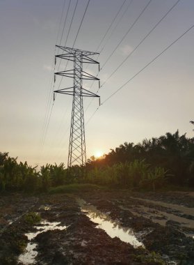 Elektrik iletim kulesinin etrafındaki gökyüzü 