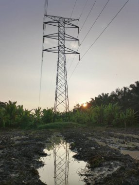 Elektrik iletim kulesinin etrafındaki gökyüzü 