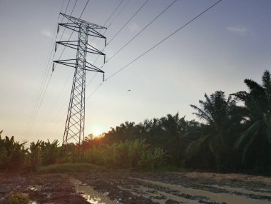 Elektrik iletim kulesinin etrafındaki gökyüzü 