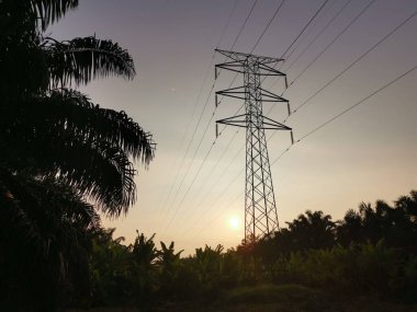 Elektrik iletim kulesinin etrafındaki gökyüzü 