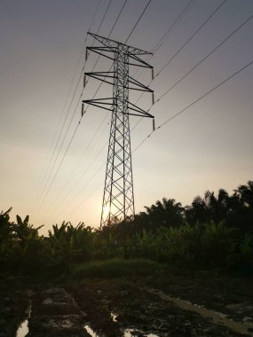 Elektrik iletim kulesinin etrafındaki gökyüzü 