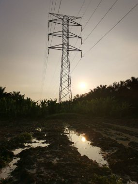 Elektrik iletim kulesinin etrafındaki gökyüzü 