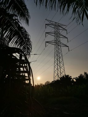 Elektrik iletim kulesinin etrafındaki gökyüzü 