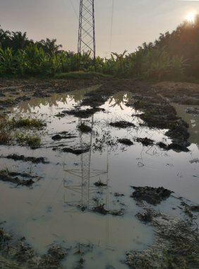 Elektrik iletim kulesinin etrafındaki gökyüzü 