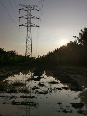 Elektrik iletim kulesinin etrafındaki gökyüzü 