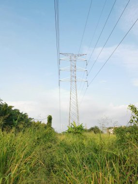 Elektrik iletim kulesinin etrafındaki gökyüzü 