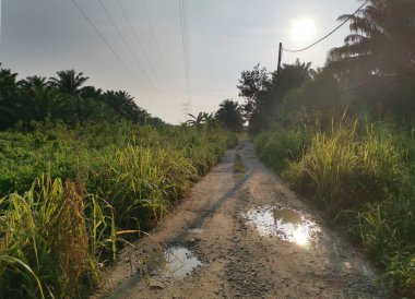 Elektrik iletim kulesinin etrafındaki gökyüzü 