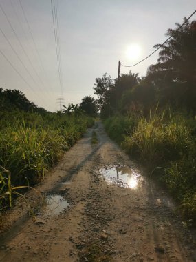 Elektrik iletim kulesinin etrafındaki gökyüzü 