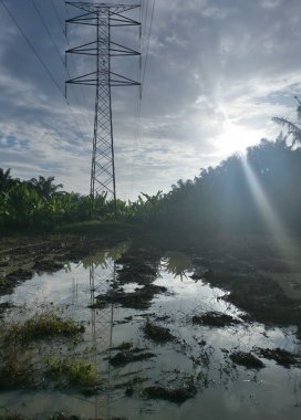 Elektrik iletim kulesinin etrafındaki gökyüzü 