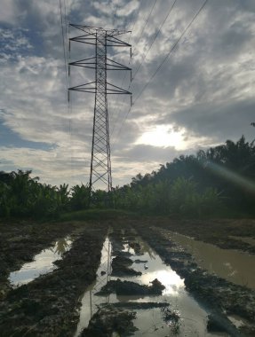 Elektrik iletim kulesinin etrafındaki gökyüzü 