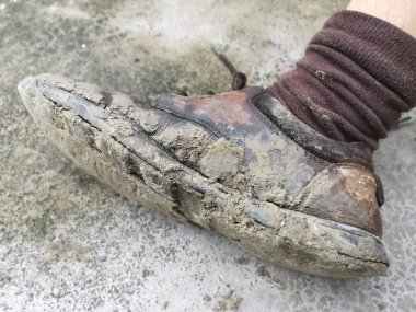 Bataklıktaki çamurlu eski ayakkabı sopası.