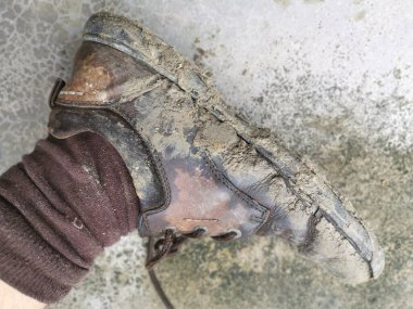 Bataklıktaki çamurlu eski ayakkabı sopası.