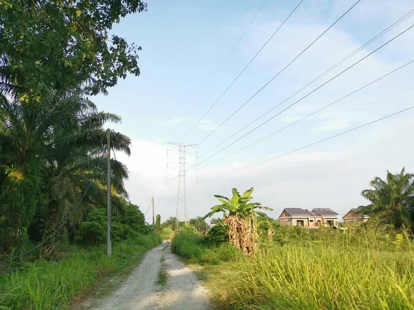 输电塔周围的天空场景 — 图库照片