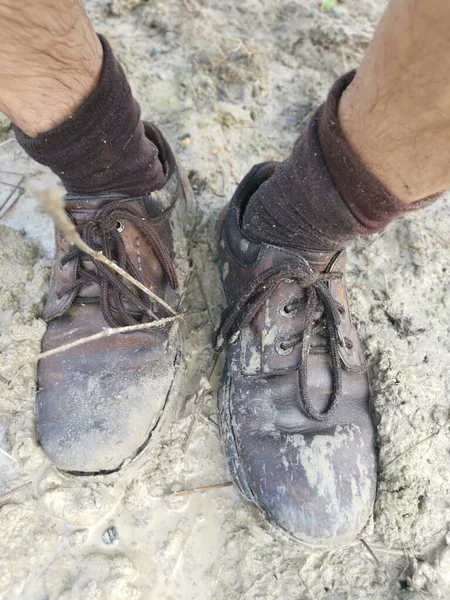 Sepatu Tua Menempel Dengan Lumpur Dari Tanah Berawa Rawa — Stok Foto