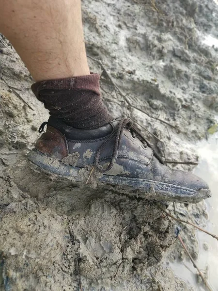 Old Shoe Stick Mud Swampy Ground — Stock Photo, Image