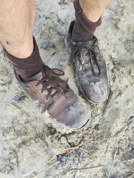 Sepatu Tua Menempel Dengan Lumpur Dari Tanah Berawa Rawa — Stok Foto