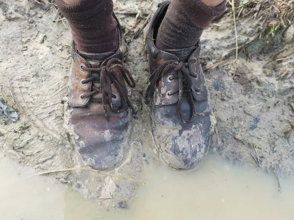 Sepatu Tua Menempel Dengan Lumpur Dari Tanah Berawa Rawa — Stok Foto