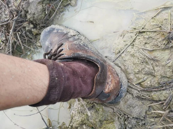 Viejo Zapato Palo Con Barro Tierra Pantanosa — Foto de Stock