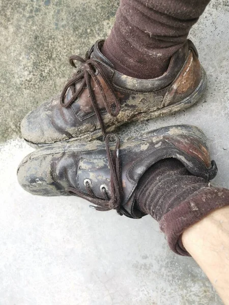 Sepatu Tua Menempel Dengan Lumpur Dari Tanah Berawa Rawa — Stok Foto