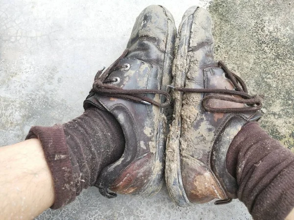 Sepatu Tua Menempel Dengan Lumpur Dari Tanah Berawa Rawa — Stok Foto