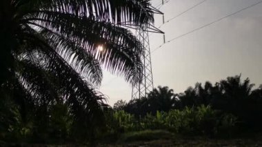 Elektrik iletim kulesinin etrafındaki gökyüzü 