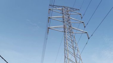 Elektrik iletim kulesinin etrafındaki gökyüzü 