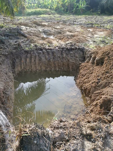 Traktör Karada Yağmur Suyu Dolu Bir Hendek Kazdı — Stok fotoğraf