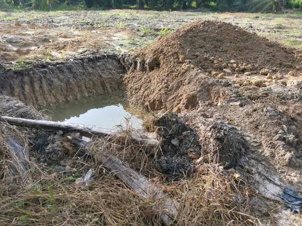 Traktör Karada Yağmur Suyu Dolu Bir Hendek Kazdı — Stok fotoğraf