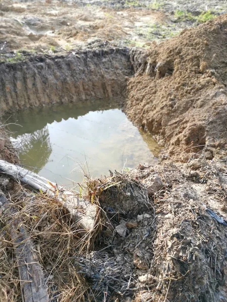 Trattore Scavato Fosso Pieno Acqua Piovana Sulla Terra — Foto Stock