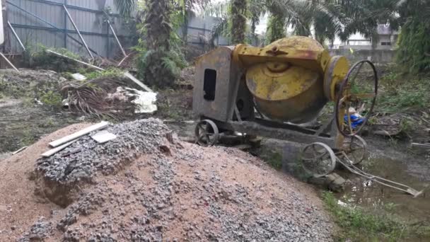 Tracteur Creusé Fossé Rempli Eau Pluie Sur Terre — Video