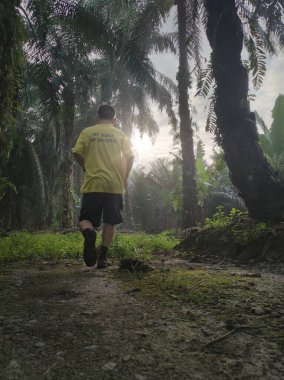 Yaşlı bir adam çiftlikte tek başına koşuyor.