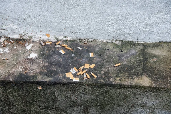 Les Mégots Cigarette Restants Près Coin Drain Sale — Photo