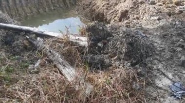 Traktörün kazdığı hendek toprağa yağmur suyu doldurdu.