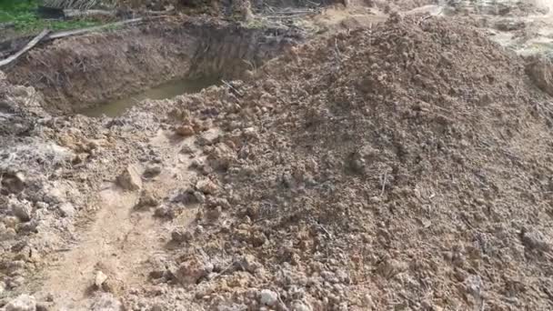 Fossé Creusé Par Tracteur Rempli Eau Pluie Sur Terre — Video