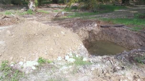 Zanja Excavada Por Tractor Lleno Agua Lluvia Tierra — Vídeo de stock