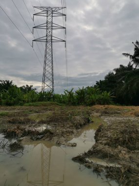 Elektrik iletim kulesinin etrafındaki gökyüzü 
