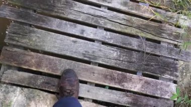 Geçiş yolu için basit ahşap köprü