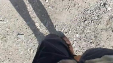 Kırsal yolda yürüyen bir kişinin gölgeli figürü