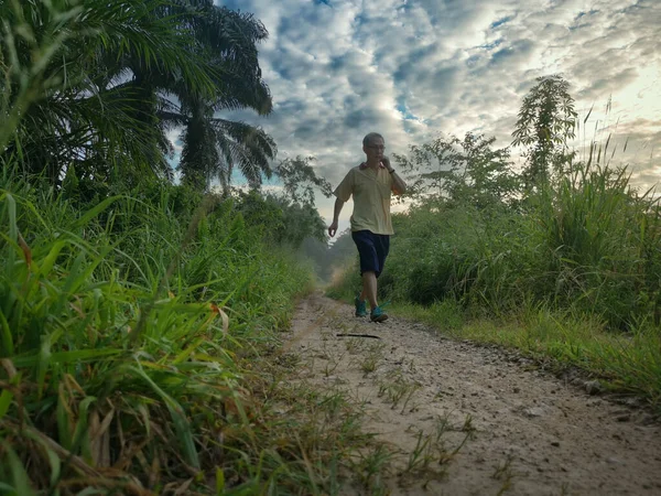 Man Joggen Het Platteland Weg Alleen — Stockfoto