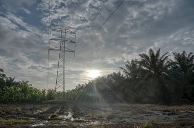 Elektrik iletim kulesinin etrafındaki gökyüzü 