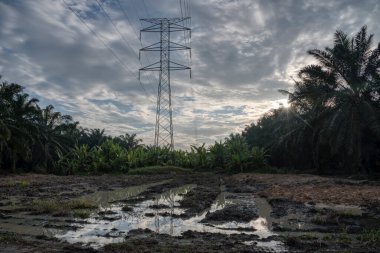 Elektrik iletim kulesinin etrafındaki gökyüzü 