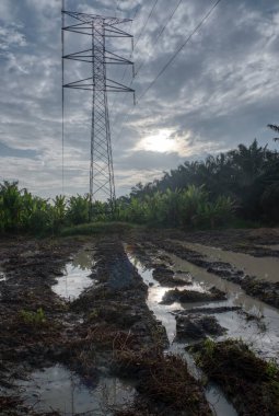Elektrik iletim kulesinin etrafındaki gökyüzü 