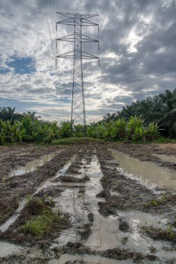 Elektrik iletim kulesinin etrafındaki gökyüzü 