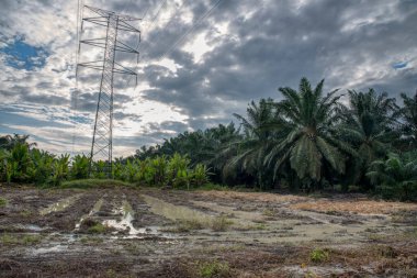 Elektrik iletim kulesinin etrafındaki gökyüzü 