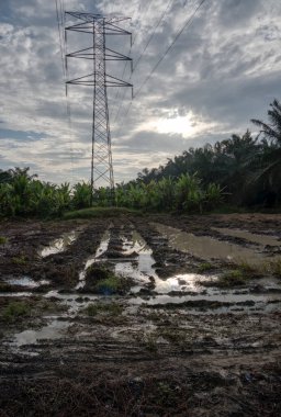 Elektrik iletim kulesinin etrafındaki gökyüzü 
