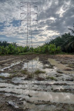 Elektrik iletim kulesinin etrafındaki gökyüzü 