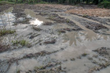 Elektrik iletim kulesinin etrafındaki çamurlu zemin