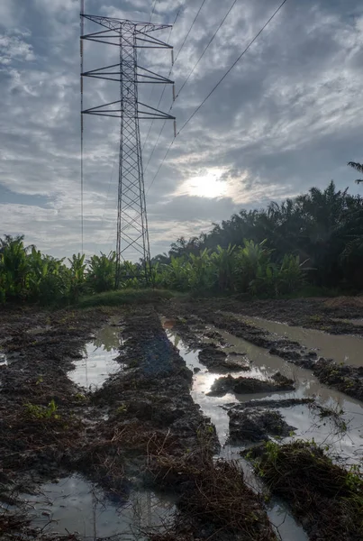 Elektrik iletim kulesinin etrafındaki gökyüzü 