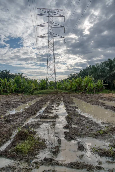 Elektrik iletim kulesinin etrafındaki gökyüzü 