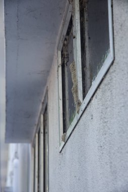 Duvarda ya da pencere çerçevesinde çamur damlası var